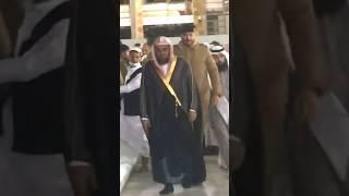 Sheikh Shuraim entering the Kaaba 
