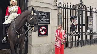 TWO TOURIST TOLD TO GET OUT THEN JAPANESE LADY SHOWS THEM HOW TO SHOW RESPECT #kingsguard