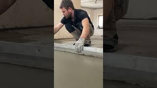 Протяжка стяжки плиточным клеем.