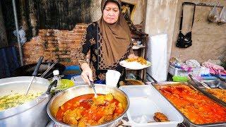 Halal Thai Street Food in Bangkok - AMAZING THAI CURRY and ROTI Food Tour!