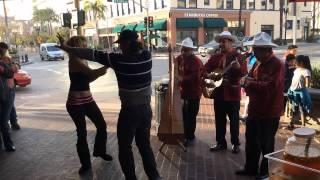 Bailando en la Calle Cuatro