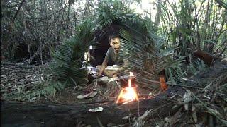 solo camping bikin gubuk sendiri di tengah hutan rimba