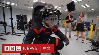 NASA發佈新款登月太空服 經典白底變黑底－ BBC News 中文