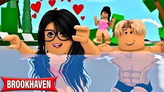 MY MOM IS SECRETLY IN LOVE WITH MY CRUSH!! ROBLOX MOVIE (CoxoSparkle)