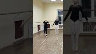 Самые первые шаги на пуантах... #дети #балет