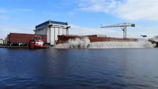 Schip te water gelaten bij Barkmeijer Shipyards te Stroobos