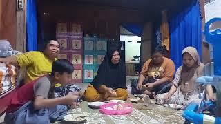 makan bersama dan bongkar hadiah