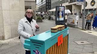 Helge spielt auf dem Klavier von RadioLukas!