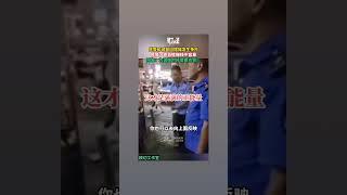 “老白姓赚钱不容易”:为心里为老百姓着想的人民警察点赞，警察怼城管体现了真正的人民警察为人民#老百姓赚钱不容易#警察怼城管#传递正能量#中国#长沙#摆摊#模切工作室#子娴的生活记录