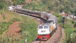 STASIUN DI ATAS GUNUNG TIDAK ADA KERETA BERHENTI DISINI.