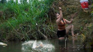 Girl's fishing skills, using worm bait to fish, catching a lot of fish with a bagua net