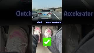 The third way, the braking distance is the shortest.#driving  #skills  #tips