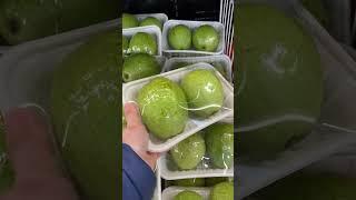 Ổi ruột đỏ Việt Nam tại Canada - Giá $11.00/kg - Giá cả thực phẩm tại chợ Châu Á ở Montreal Canada