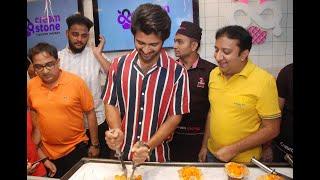 Vijay Devarakonda cuts the cake | Vijay Devarakonda Birthday celebrations