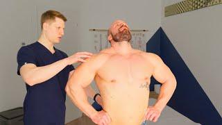 BodyBuilder da 105Kg Bloccato dal Dolore al Pettorale e Cervicale: Visita dall'osteopata (ASMR)