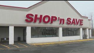 Local grocery store gives out holiday essentials for last-minute shoppers