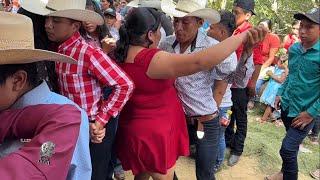 No es el sexy boy pero le echa ganas bailando con la chica de rojo.Chiquimula Guatemala 