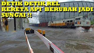 DETIK-DETIK Banjir Lagi Masuk Di Rel Kereta Api Dan Berubah Jadi Sungai Di JPL 11 C Sunter !!