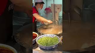world famous Lanzhou Beef Noodles. 兰州牛肉面 兰州拉面 #chinafood #chinesestreetfood
