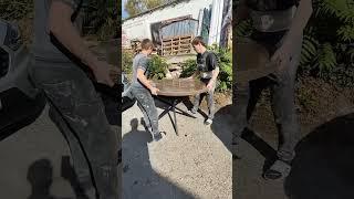 Стол обеденный из искусственного камня.