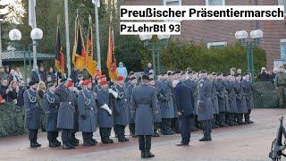 Kommandeur Panzerlehrbataillon 93 schreitet Gelöbnisaufstellung zu Preußischem Präsentiermarsch ab