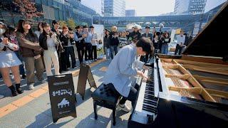 Look at the people around him, they were astonished! Amazing Pirates of the Caribbean by Piano