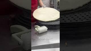 Pizza maker in Costco. 披薩餅生產線