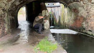 Lure fishing technique on the Staffs/Worcs Canal