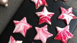 Marmorkekse mit Zuckerguss, verzierte Kekse mit Royal Icing zu Weihnachten