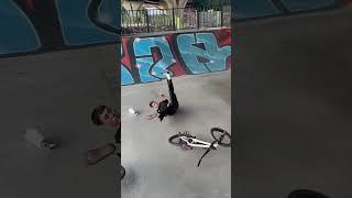 BMXер жестко падает и делает трюк #bmx #bmxlife #bmxstreet