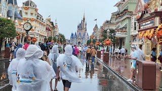 A Rainy & Kinda Empty Sunday At Magic Kingdom - Low Disney World Wait Times / Uncrowded Theme Park