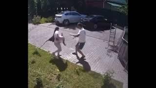 【衝撃映像】サルが子供を攻撃して母親が全力で助ける