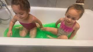 GREEN SLIME BATH | Vivi, Sav & Ray Ray