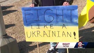 More than 100 gather in Kansas City to show solidarity with Ukraine after Trump, Zelenskyy meeting