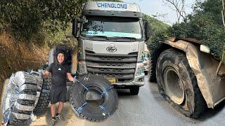 travel 100 km change tire for 4 axle truck carrying 70 tons of goods, tire blowout giang tire repair