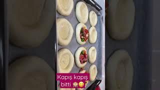 BU MİNİ PİZZALAR KAPIŞ KAPIŞ BİTTİ ERTESİ GÜNE KALMADI Mini Pizza Tarifi #Shorts Çiçekintarifleri