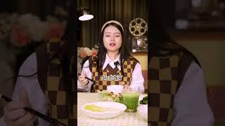 小时候看到满桌子的青菜，小薇只想吃点肉；现在小薇做了满桌子的绿叶减脂菜，看的妈妈食欲全无！