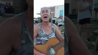 HOMELESS WOMAN SINGS AMAZING GRACE, AND TOUCHES PEOPLE'S HEARTS ️️