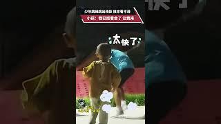 少年跳繩跳出殘影，根本看不清，小孩：我已經看會了，讓我來