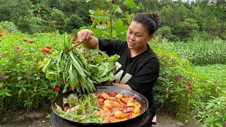 今天摘了各种新鲜蔬菜，配着腊肉火锅直接吃到饱 Pick a lot of new vegetables and make a delicious hotpot