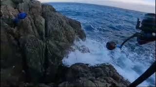 Shore jigging. Emilio!! La pigrizia e uno scivolone compromettono la cattura di un grossa cernia.