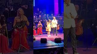 Dora, fiica lui Aurelian Temișan și a Monicăi Davidescu, în concert cu tatăl ei