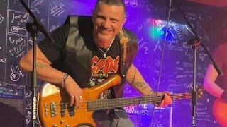 Vincenzo Rossini ( bassista ARLEQUIN) solo Basso su MONEY (Pink Floyd)