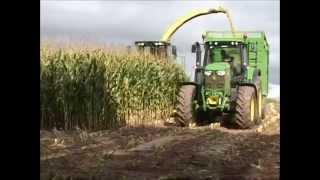 John Deere 7700 cutting maize