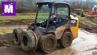 Макс в 6 лет водит экскаватор / Летаем в ковше в Diggerland Англия