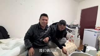 小胖和大胡子的烧烤摊正式开业了，举行了隆重的仪式，摊还没摆招牌飞了#胡子哥 #烧烤摊 #日常vlog