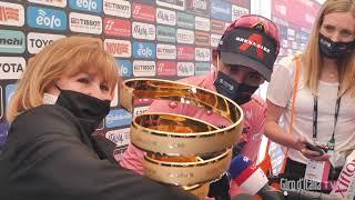 Egan Bernal y emotivo encuentro con el TROFEO del Giro de Italia 2021