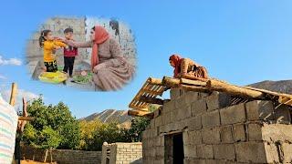 Nomadic young lady: trying to finish the roof of the house