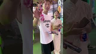 做自己开心的事情，同时也能给陌生的我们彼此一个微笑#碰拳挑战 #路人视角 #爱笑的人运气不会差 #街头测试路人反应