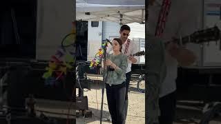 Brianna Hildebrand chante Hallelujah accompagné par Tom Ellis